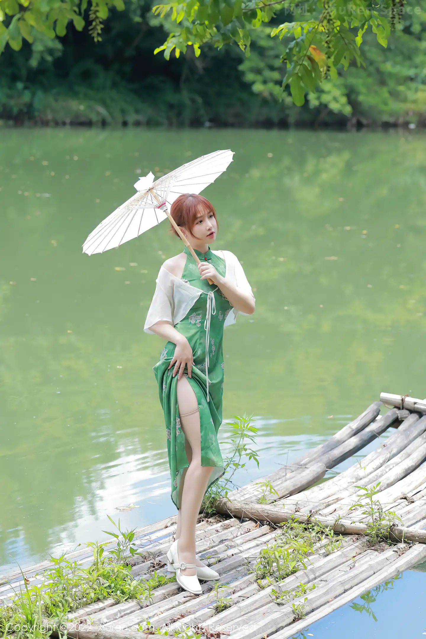 图片[3]-[XiuRen秀人网] VOL.5276 模特养乐多DoDo江边场景性感绿色旗袍配超薄肉丝迷人诱惑写真51P-秀人网官方网站